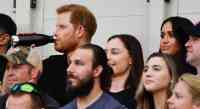 Noticia: Captan un nuevo momento incómodo del príncipe Enrique y Meghan Markle durante un partido de béisbol Captan un nuevo momento incómodo del príncipe Enrique y Meghan Markle durante un partido de béisbol