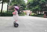 Noticia: ENTERNECEDOR | Niña de 2 años impresiona por su habilidad con una patineta eléctrica ENTERNECEDOR | Niña de 2 años impresiona por su habilidad con una patineta eléctrica