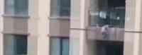 Noticia: Vecinos atrapan con una manta a un niño que cae desde un sexto piso Vecinos atrapan con una manta a un niño que cae desde un sexto piso