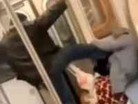 Noticia: VIDEO: así golpeó un sujeto a anciana en el metro de Nueva York VIDEO: así golpeó un sujeto a anciana en el metro de Nueva York