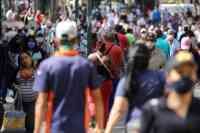 Noticia: “Buscamos comida, tenemos hambre”: los venezolanos se amontonan en los mercados callejeros en medio de la pandemia de coronavirus “Buscamos comida, tenemos hambre”: los venezolanos se amontonan en los mercados callejeros en medio de la pandemia de coronavirus