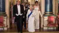 Noticia: Trump parece romper otra vez el protocolo real británico al tocar a la reina Isabel II Trump parece romper otra vez el protocolo real británico al tocar a la reina Isabel II