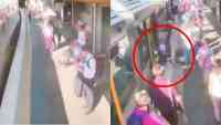 Noticia: VIDEO | PÁNICO en una estación de tren al caer un niño a las vías VIDEO | PÁNICO en una estación de tren al caer un niño a las vías