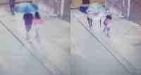 Noticia: VIDEO | Turistas se defienden a 'sombrillazos' de un intento de robo en Colombia VIDEO | Turistas se defienden a 'sombrillazos' de un intento de robo en Colombia