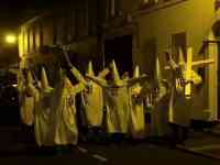 Noticia: Investigan en Irlanda del Norte a grupo que luce atuendo del Ku Klux Klan Investigan en Irlanda del Norte a grupo que luce atuendo del Ku Klux Klan