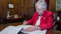 Noticia: Gobernadora de Alabama firma el proyecto de ley contra el aborto más restrictivo de Estados Unidos Gobernadora de Alabama firma el proyecto de ley contra el aborto más restrictivo de Estados Unidos