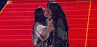 Noticia: VIDEO | Beso entre youtubers colombianas sorprendió en pleno escenario de los MTV MIAW VIDEO | Beso entre youtubers colombianas sorprendió en pleno escenario de los MTV MIAW
