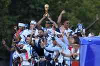 Noticia: Los 23 futbolistas campeones del mundo condecorados en Francia Los 23 futbolistas campeones del mundo condecorados en Francia