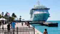Noticia: Una niña jugaba con su abuelo en la cubierta de un crucero pero se cayó y murió Una niña jugaba con su abuelo en la cubierta de un crucero pero se cayó y murió