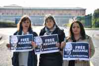 Noticia: Diputados alemanes y españoles protestan delante de la cárcel en donde está Assange Diputados alemanes y españoles protestan delante de la cárcel en donde está Assange