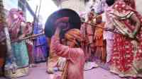 Noticia: India: Realizan festival que consiste en golpear a los hombres India: Realizan festival que consiste en golpear a los hombres