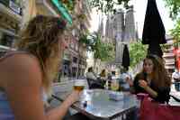 Noticia: Españoles se reencuentran al fin en parques, terrazas y playas Españoles se reencuentran al fin en parques, terrazas y playas
