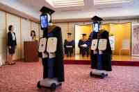 Noticia: VIDEO: Estudiantes usaron robots para asistir a su graduación debido a la pandemia del coronavirus VIDEO: Estudiantes usaron robots para asistir a su graduación debido a la pandemia del coronavirus