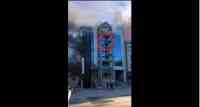 Noticia: VIDEO | Hombre salta desde un quinto piso durante un incendio VIDEO | Hombre salta desde un quinto piso durante un incendio