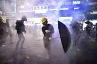 Noticia: Policía de Hong Kong lanza gases contra manifestantes cerca de oficina de China Policía de Hong Kong lanza gases contra manifestantes cerca de oficina de China