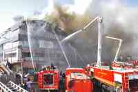 Noticia: Al menos 15 estudiantes mueren en un incendio en India Al menos 15 estudiantes mueren en un incendio en India