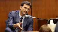 Noticia: Ashton revive trago amargo al declarar en juicio por asesinato de exnovia Ashton revive trago amargo al declarar en juicio por asesinato de exnovia