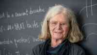 Noticia: Karen Uhlenbeck se convierte en la primera mujer en recibir el 'Nobel' de Matemáticas Karen Uhlenbeck se convierte en la primera mujer en recibir el 'Nobel' de Matemáticas