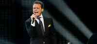 Noticia: VIDEO: una fanática sorprende a Luis Miguel con un beso en pleno concierto VIDEO: una fanática sorprende a Luis Miguel con un beso en pleno concierto