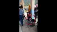 Noticia: VIDEO | Una maestra captura con sus manos a una pitón en frente de sus alumnos VIDEO | Una maestra captura con sus manos a una pitón en frente de sus alumnos