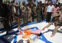 Noticia: Queman bandera estadounidense y pisotean foto de Trump durante marcha en Irak Queman bandera estadounidense y pisotean foto de Trump durante marcha en Irak