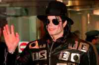 Noticia: Guardaespaldas de Michael Jackson revela por qué el 'rey del pop' llevaba máscaras y cinta adhesiva en la nariz Guardaespaldas de Michael Jackson revela por qué el 'rey del pop' llevaba máscaras y cinta adhesiva en la nariz
