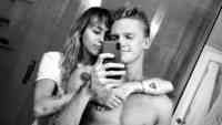 Noticia: En ropa interior y con las máscaras de Joker: el provocador video de Miley Cyrus en la cama con Cody Simpson En ropa interior y con las máscaras de Joker: el provocador video de Miley Cyrus en la cama con Cody Simpson