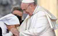 Noticia: VIDEO l El Papa envuelto en polémica por evadir los besos de sus fieles en la mano VIDEO l El Papa envuelto en polémica por evadir los besos de sus fieles en la mano