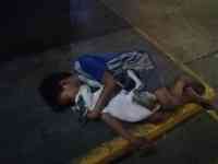 Noticia: FOTO | Niño huérfano duerme en la calle abrazado de su perro FOTO | Niño huérfano duerme en la calle abrazado de su perro