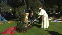 Noticia: VIDEO | El papa siembra un árbol en el Vaticano con los indígenas de la Amazonía VIDEO | El papa siembra un árbol en el Vaticano con los indígenas de la Amazonía