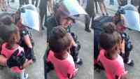 Noticia: VIDEO: un policía es captado consolando a una niña de 5 años durante las manifestaciones en EE.UU. VIDEO: un policía es captado consolando a una niña de 5 años durante las manifestaciones en EE.UU.