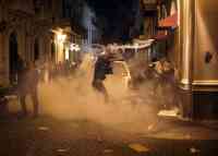 Noticia: Masiva protesta contra gobernador de Puerto Rico liderada por artistas acaba en disturbios Masiva protesta contra gobernador de Puerto Rico liderada por artistas acaba en disturbios