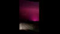 Noticia: VIDEO | Circula por una carretera y se topa con un gran resplandor rosa que ilumina el cielo VIDEO | Circula por una carretera y se topa con un gran resplandor rosa que ilumina el cielo