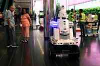 Noticia: 'Robocop' patrulla una cumbre de líderes mundiales en Singapur 'Robocop' patrulla una cumbre de líderes mundiales en Singapur