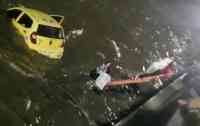 Noticia: VIDEO | Pareja es rescatada luego de caer con su taxi al río VIDEO | Pareja es rescatada luego de caer con su taxi al río