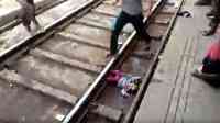 Noticia: VIDEO: bebé sale ilesa en la India tras pasarle un tren por encima VIDEO: bebé sale ilesa en la India tras pasarle un tren por encima