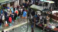 Noticia: VIDEO: La insólita pizzería que funciona con todo e inundación en Venecia VIDEO: La insólita pizzería que funciona con todo e inundación en Venecia