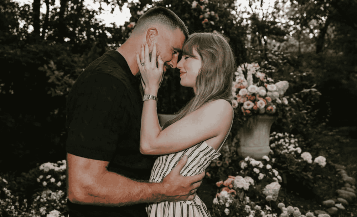 La cantante Taylor Swift y el jugador de la NFL, Travis Kelce, han anunciado su compromiso a través de una tierna publicación.