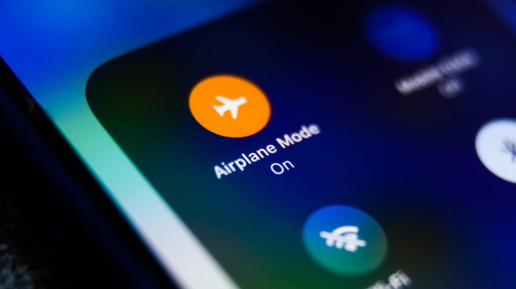 Usuarios aseguran que sus teléfonos se cargan más rápido al activar el modo avión ya que desactiva todas las conexiones inalámbricas.
