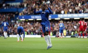'Niño Moi' participó en la victoria del Chelsea ante Liverpool, donde su gol es candidato al mejor del mes de octubre. Foto: AFP