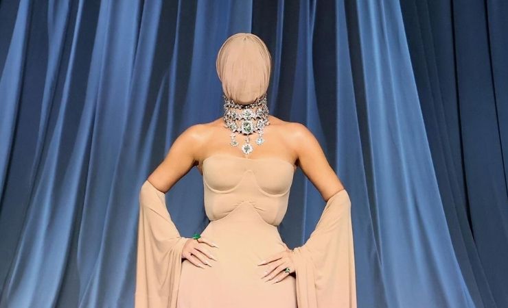 Kim Kardashian impactó con un look nude integral y una mascarilla en la gala del Museo de la Academia.