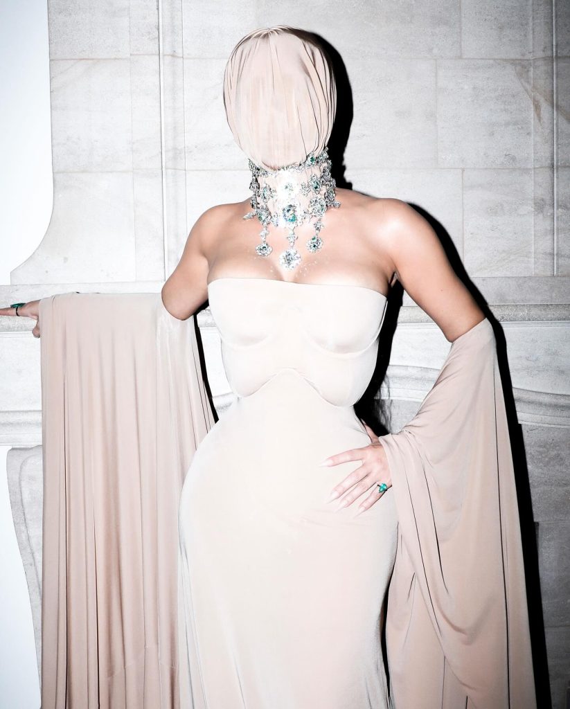 Kim Kardashian desafía la visibilidad en la Academy Museum Gala con un enigmático diseño de Maison Margiela, cubierta por un velo que honra la visión teatral de John Galliano.