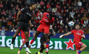 Willian Pacho marcó de cabeza el primer gol de la victoria abultada de PSG sobre Leverkusen.