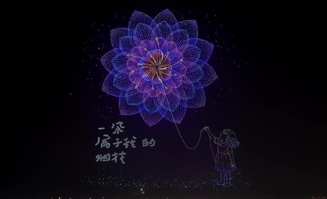 Cielo coreografiado: miles de drones dibujan figuras 3D y acompañan el show de fuegos artificiales en Liuyang.