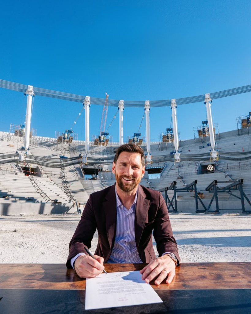Todos los reportes indican que Messi renovó su contrato hasta junio de 2028.