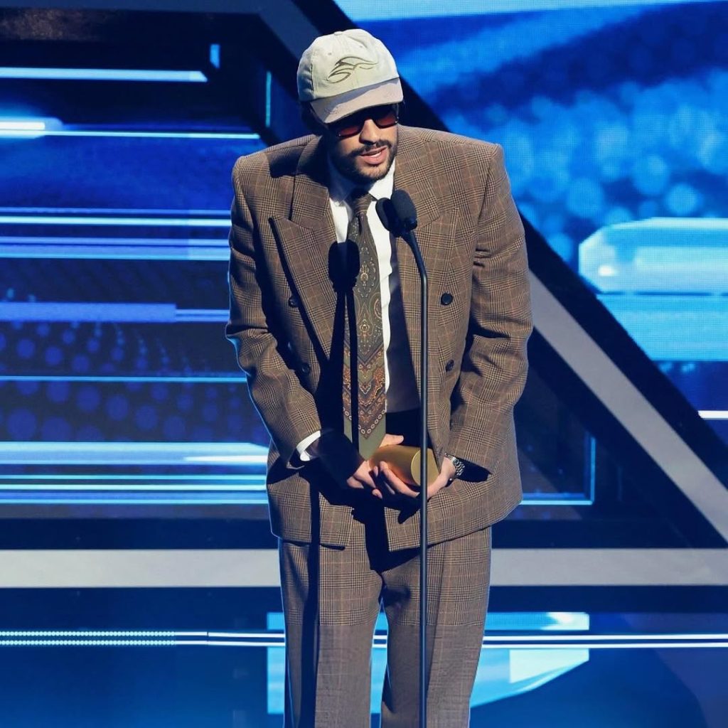El cantante no hizo referencia a sus premios ni a su polémica próxima participación en el Super Bowl.