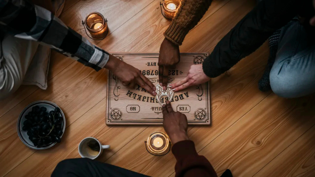 Ouija: la pieza se mueve por micro-movimientos de quienes la tocan, no por espíritus.