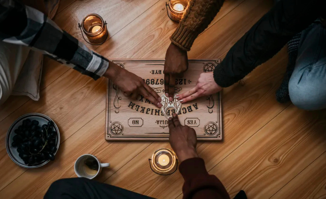Ouija: la pieza se mueve por micro-movimientos de quienes la tocan, no por espíritus.