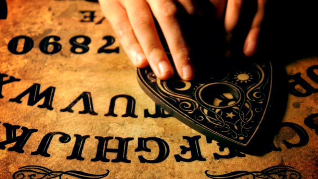 Ouija: la pieza se mueve por micro-movimientos de quienes la tocan, no por espíritus.