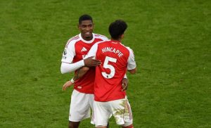 Hincapié se estrena con el Arsenal en la victoria 1-0 ante Crystal Palace.